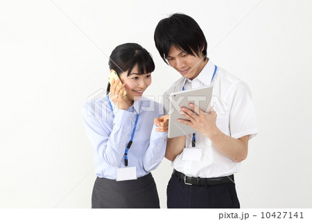 タブレットとスマホを使う社員（クールビズ） 10427141
