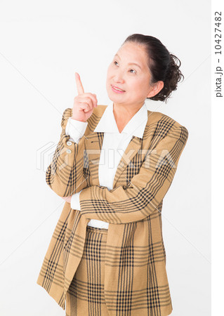 指をさす女性 10427482