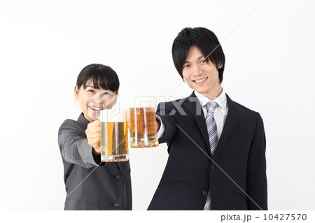 乾杯する会社員 乾杯する会社員 10427570