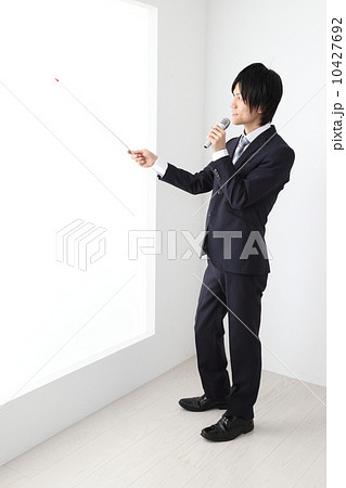 説明する男性社員 10427692