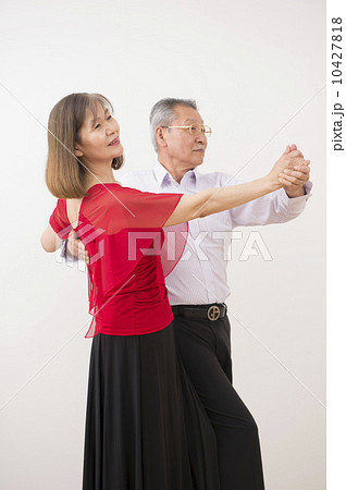 社交ダンスを踊る60代の夫婦 社交ダンスを踊る60代の夫婦 10427818