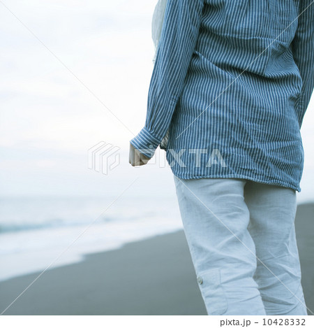 海辺で佇む女性の後姿 10428332