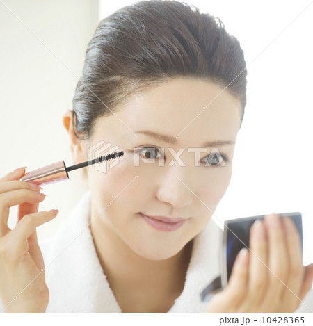 メイクをする女性 メイクをする女性 10428365