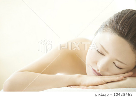 エステを受ける女性 10428465