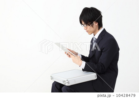 タブレットを操作する会社員 10428479