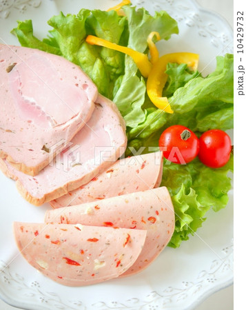 ハムとパテ盛り合わせ（ハイアングル） 10429732