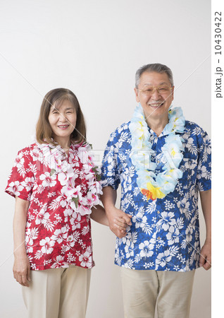 アロハシャツを着た60代の夫婦 10430422