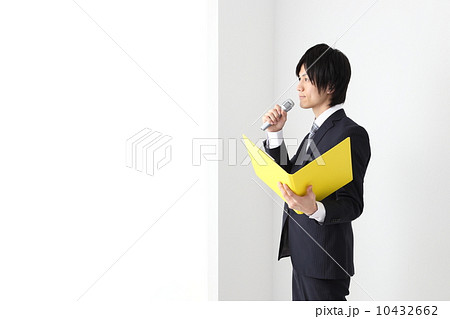 説明する男性社員 説明する男性社員 10432662