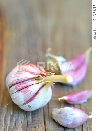 young garlics on wooden background 10432857