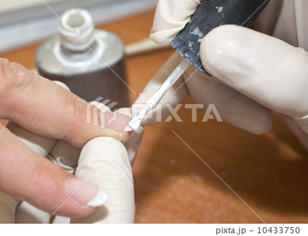 processes work on a manicure in the salon processes work on a manicure in the salon 10433750