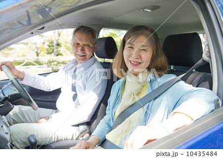 ドライブをする60代の夫婦 ドライブをする60代の夫婦 10435484
