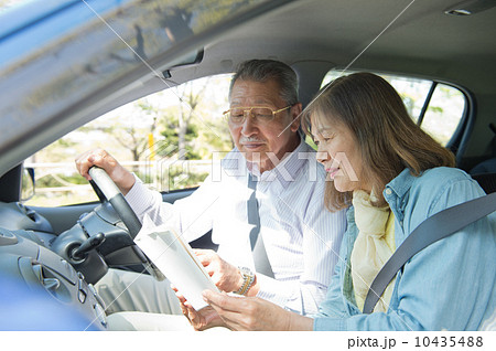 ドライブをする60代の夫婦 10435488