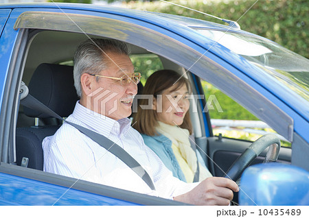 ドライブをする60代の夫婦 10435489