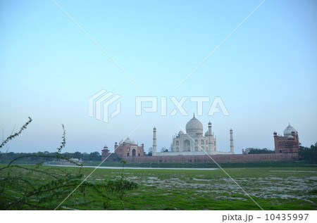 夕暮れのヤムナー川とタージ・マハル 10435997