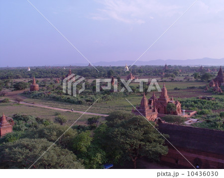 平原に林立するパゴダ群(バガン/ミャンマー) 平原に林立するパゴダ群(バガン/ミャンマー) 10436030