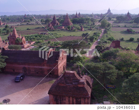 平原に林立するパゴダ群（バガン／ミャンマー） 10436031