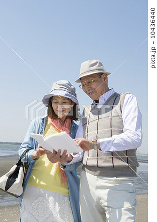 海辺を旅行するシニア夫婦 10436440