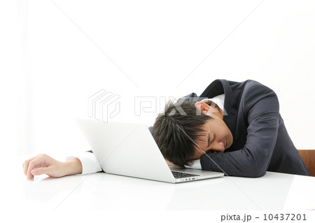 眠るビジネスマン 10437201