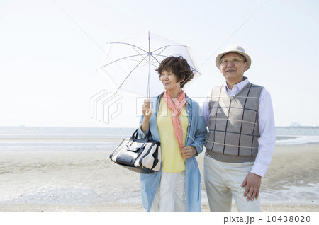 海辺を旅行するシニア夫婦 10438020