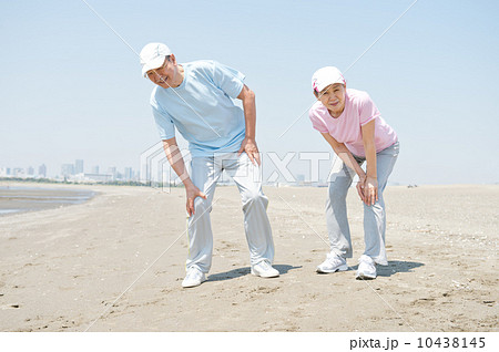 海辺でヒザをつった60代の夫婦 海辺でヒザをつった60代の夫婦 10438145