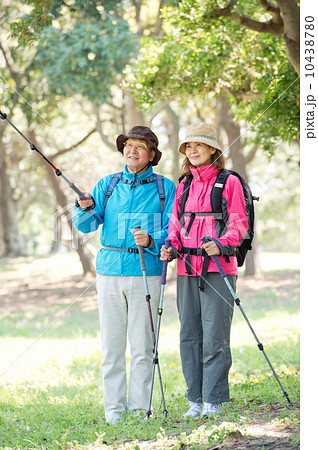 登山をするシニア夫婦 10438780