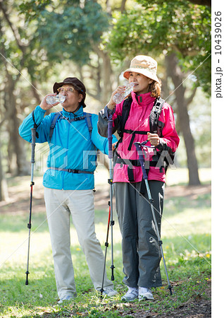 登山をするシニア夫婦 登山をするシニア夫婦 10439026