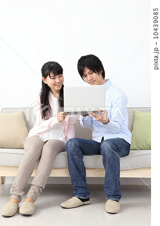 仲良くパソコンを見る夫婦／カップル 10439085