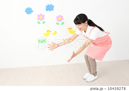 園児を迎え入れる保育士 10439278