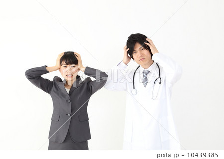 頭を抱えるMRと医師 10439385