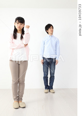 怒る女性と知らんぷりの男性 10439733