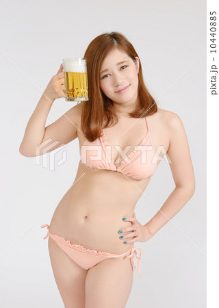 ビールを持つ水着姿の若い女性 ビールを持つ水着姿の若い女性 10440885