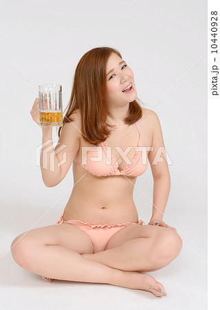 ビールを持つ水着姿の若い女性 ビールを持つ水着姿の若い女性 10440928