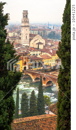 Domo de Verona, Italy. ponte di Pietra 10441225