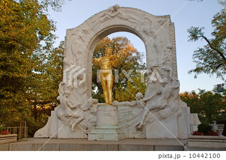Golden statue of Johann Strauss, Vienna, Austria Golden statue of Johann Strauss, Vienna, Austria 10442100