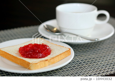 strawberry jam on bread and coffee 10443032