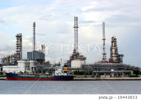 Oil refinery Oil refinery 10443653