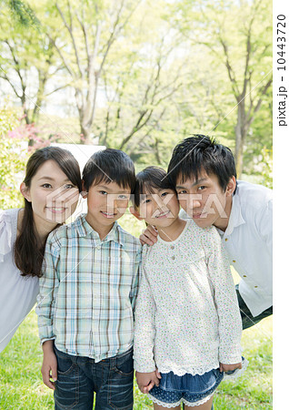 新緑の中の4人家族 10443720