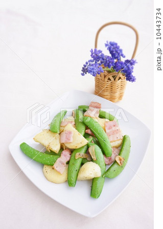 スナップエンドウと新じゃがのガーリック炒め 10443734