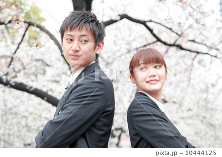 桜の前のスーツ姿の男女 桜の前のスーツ姿の男女 10444125