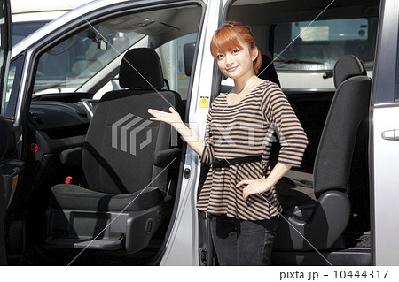 福祉車両と若い女性 10444317