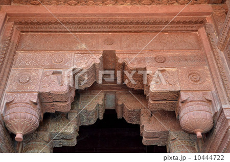 木造のように見える赤砂岩造のアーグラー城内のジャハンギール宮殿の内部 10444722