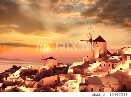 Windmills in Oia village, Santorini island, Greece Windmills in Oia village, Santorini island, Greece 10446533