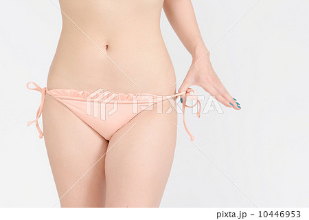 水着の紐をほどく女性の後姿 10446953