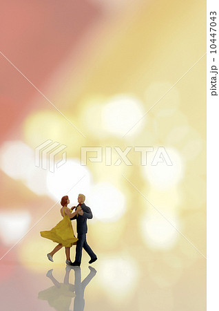 Miniature couple romantic dance Miniature couple romantic dance 10447043
