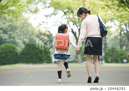 出勤する母親と娘 10448281