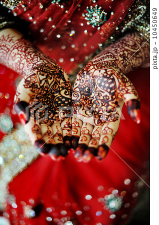 Indian bride's hand Indian bride's hand 10450649
