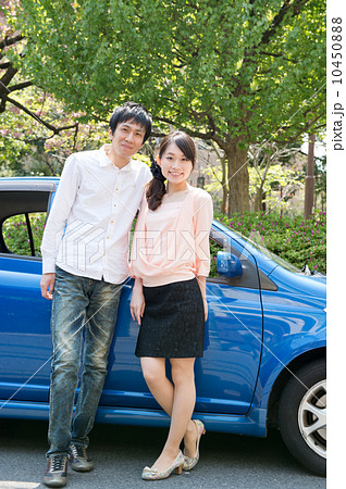 ドライブをするカップル 10450888