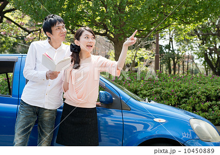 ドライブをするカップル 10450889