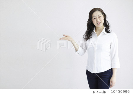 ４０代女性爽やかご案内自然光ポートレイト 10450996