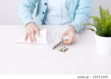 薬を処方する薬剤師 薬を処方する薬剤師 10451005